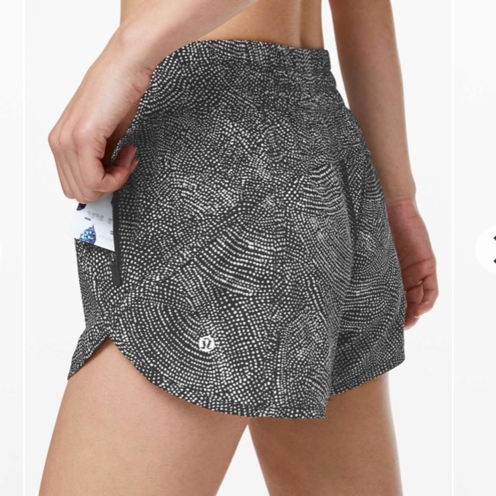 Lululemon Free Spirit Alpine White Black Tracker Shorts 4”